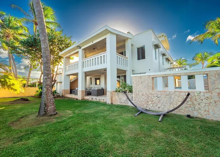 Newly Renovated 8 Bedroom Ocean Front Villa With Pool