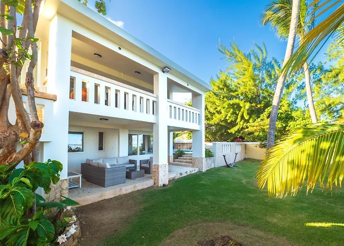 Newly Renovated 8 Bedroom Ocean Front Villa With Pool